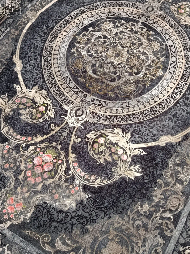 نمای نزدیک ترنج مرکزی و گلهای ظریف سجاده سنتی ایرانی طرح ترنج شب